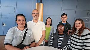 Erleichterung nach der Abstimmung im Gemeinderat bei Schülern und Lehrern des Abendgymnasiums. Die Aufnahme zeigt von links Schülerin ...