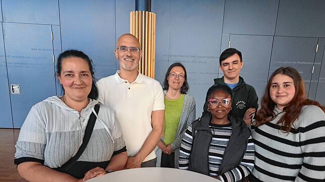 Erleichterung nach der Abstimmung im Gemeinderat bei Schülern und Lehrern des Abendgymnasiums. Die Aufnahme zeigt von links Schülerin ...