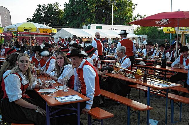 Bild 27: Bilder vom Sternmarsch und Fahneneinmarsch zum 175-jährigen Bestehen der Musikkapelle Ailingen