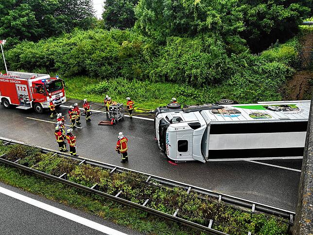 Der Lkw ist dabei von der Fahrbahn abgekommen und anschließend auf der Seite liegend zum Stehen gekommen.