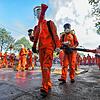 In Kuala Lumpur desinfizieren Stadtarbeiter die Straße, um die Verbreitung des Coronavirus einzudämmen. Auch die Nachbarn der ...