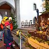 Eine Markdorfer Familie betrachtet die Krippe in St. Nikolaus.