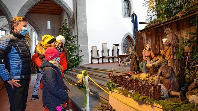 Eine Markdorfer Familie betrachtet die Krippe in St. Nikolaus.