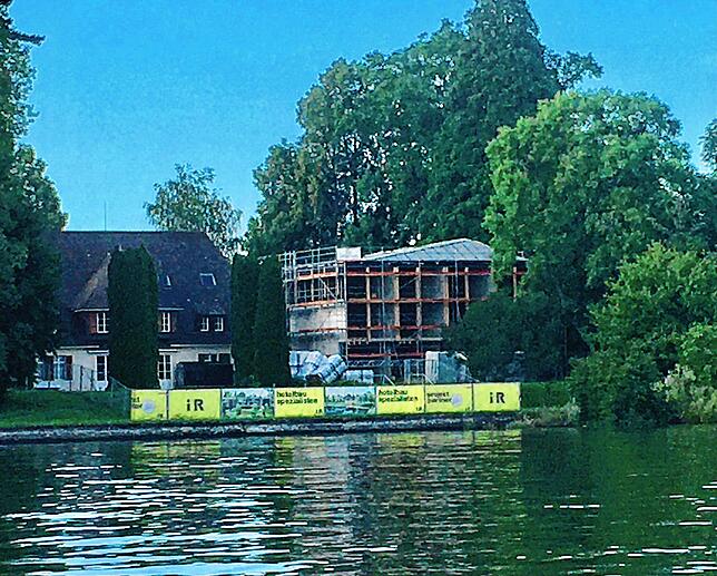Der Rohbau für ein Hotelgebäude an der „Villa Gminder“ (links) steht fast, als das Verwaltungsgericht den Baustopp verfügt.