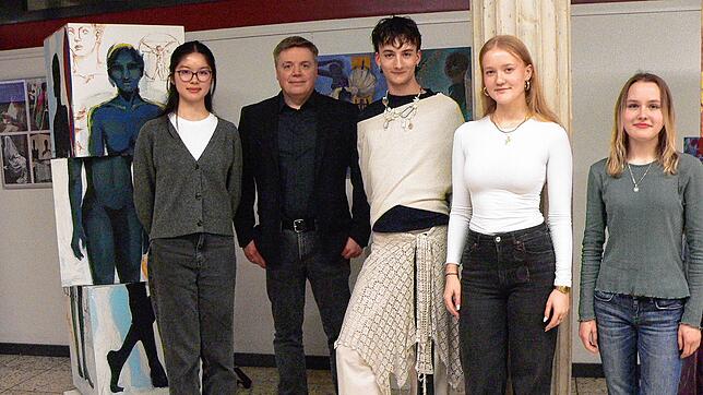 Kunsterzieher Matthias Sochor (Zweiter von links) neben vier seiner Kursteilnehmer vom Hochrhein-Gymnasium Waldshut (von links): An Vi ...