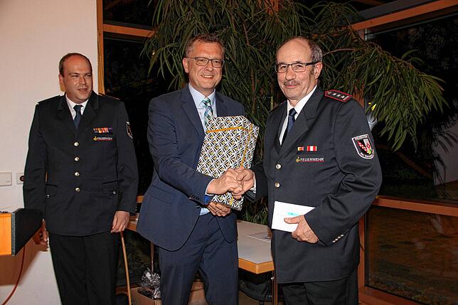Im Rahmen der Jahresversammlung der Freiwilligen Feuerwehr von Wald verabschiedeten Kommandant Florian Brucker (l.) und Bürgermeister ...