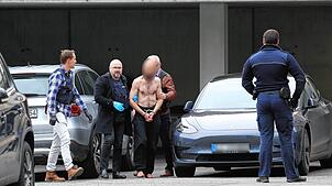 Der Tatverdächtige wird zur Haftvorführung ins Amtsgericht Ravensburg gebracht. Er wird beschuldigt, eine Vierjährige in einem ...