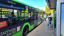 Seit dem Frühjahr fährt die Linie X12 zwischen Friedrichshafen und Markdorf und macht dabei auch wie im Bild am Markdorfer Bahnhof halt.