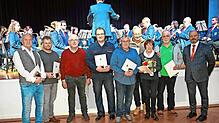 Für ihr großes Engagement im Ehrenamt kann Bürgermeister Josef Herdner acht Mitbürger mit der Ehrenmedaille der Stadt und der ...