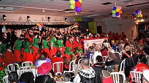 „Wir sind Freunde“ steht auf dem Banner, das die Narrenzünfte von Ühlingen-Birkendorf beim Bunten Abend in der französischen ...