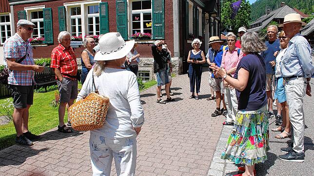 Die Erzählkraft von Elisabeth Kaiser (vorn, rechts) zieht bei der Eröffnung des neuen Themenwegs die Zuhörer in Menzenschwand in ihren ...