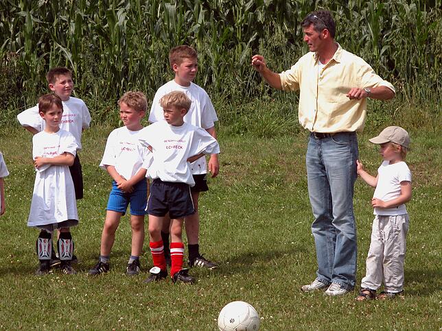 Frank Amann 2004 mit Nachwuchskickern.