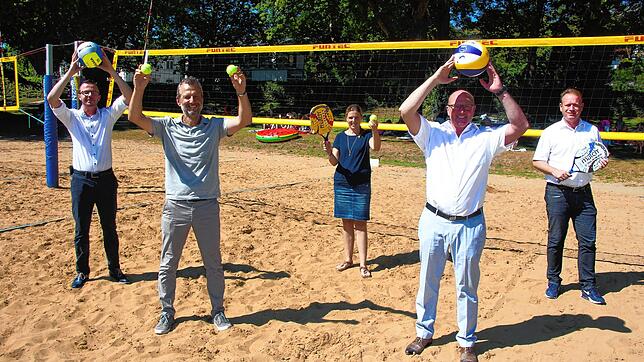 Sie freuen sich auf die Beach Days (von links): Rainer Schöllhorn (Sparkasse Bodensee), Markus Dufner (MCD-Sportmarketing), Manuela ...