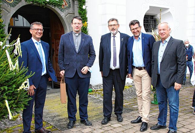 Ein herzliches Willkommen für Kooperator Thomas Stricker (von links): die Bürgermeister Joachim Grüner, Kooperator Thomas Stricker, ...