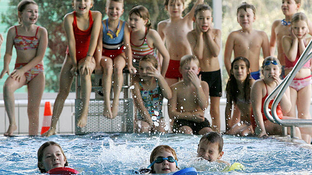 Als &bdquo;relevante Kulturtechnik&ldquo; bezeichnet es der Rektor der Grundschule Wiestor in Überlingen, dass Kinder schwimmen lernen. ...