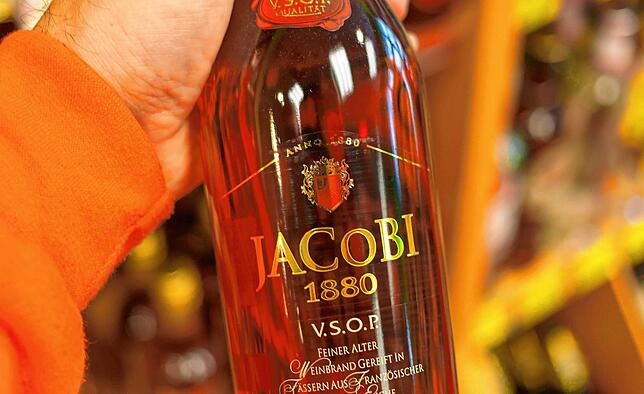 Eine Flasche mit dem Weinbrand Jacobi 1880. Im Frühjahr hat Alexander Stein die Markenrechte gekauft.