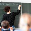 Präsenzunterricht im Klassenzimmer (Symbolbild). Die Gewerkschaft Erziehung und Wissenschaft (GEW) Waldshut fordert Verbesserungen zum ...