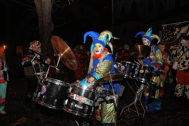Bild 4: In der Altstadt treffen sich Hexen, Einhörner und Piraten bei der Straßenfasnacht