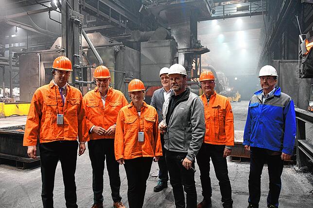 Gruppenbild in der Gießerei (von links): Landrat Zeno Danner, Singens Oberbürgermeister Bernd Häusler, Landeswirtschafteministerin ...