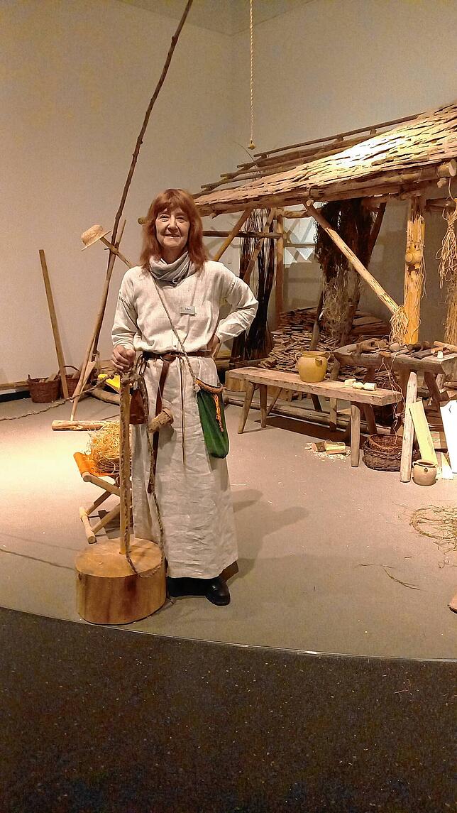 Uta Mahler-Kraus im Leinengewand bei der Ausstellung in Stuttgart.