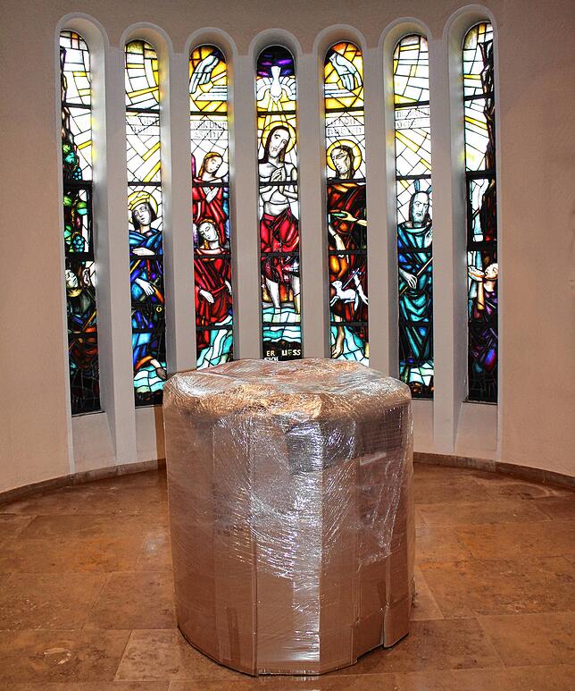 Auch das Taufbecken in der St. Oswald-Kirche ist bereits mit Karton und Folie verkleidet, damit es bei den Umbaumaßnahmen keinen Schaden ...