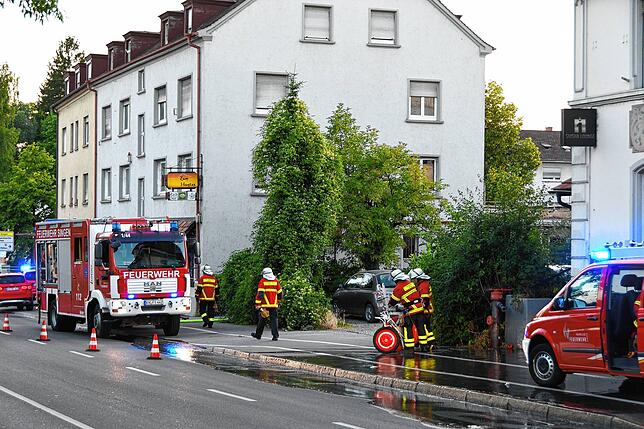 Auf der Bahnhofstraße ist man praktisch über die Feuerwehrfahrzeuge gestolpert.