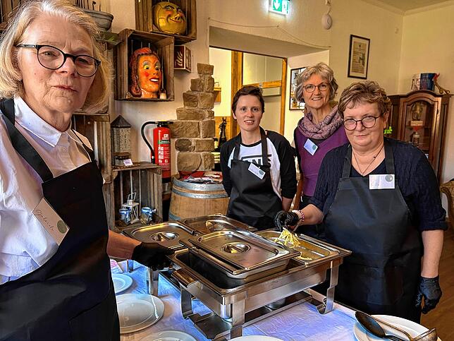 Haben die Hygiene im Griff: Gabriele Wursthorn, Annabell Schofer, Ulrike Dworschak und Petra Böhnisch (von links) gehören zum Küchenteam ...