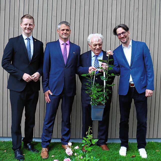Björn Graf Bernadotte, Geschäftsführer der Insel Mainau, pflanzte Mainau-Rosen neben dem Eingang des Dorfgemeinschaftshauses (von ...