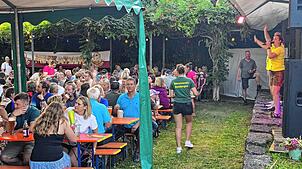 Die Partyband Alpenhohl versteht es, die zahlreichen Besucher beim Feierabendhock des Bamberger Dorffestes mit einer Mischung aus ...