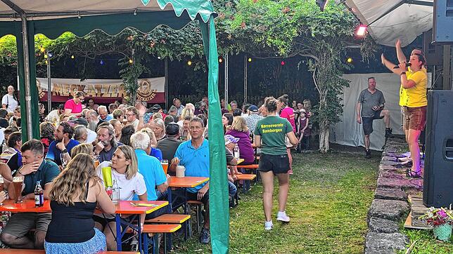 Die Partyband Alpenhohl versteht es, die zahlreichen Besucher beim Feierabendhock des Bamberger Dorffestes mit einer Mischung aus ...