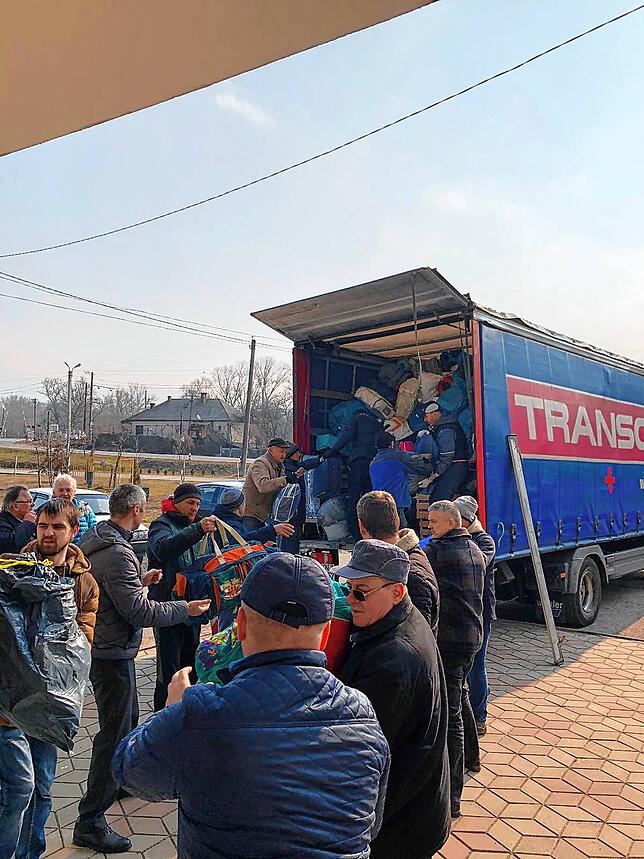Beim Entladen des Lastwagens half eine Menschenkette.