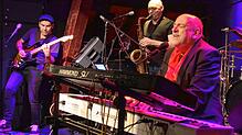 Der Jazzmusiker Jürgen Waidele und seine Band bei einem ihrer vielen Konzerte im Café &bdquo;Verkehrt&ldquo;. Bei jedem einzelnen ...