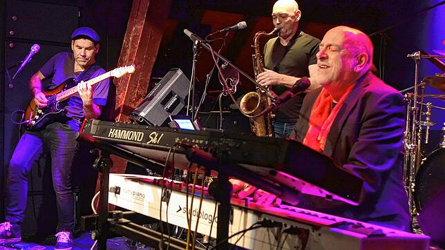 Der Jazzmusiker Jürgen Waidele und seine Band bei einem ihrer vielen Konzerte im Café &bdquo;Verkehrt&ldquo;. Bei jedem einzelnen ...