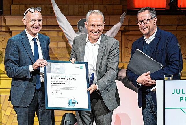 Für seinen Einsatz gegen Antisemitismus erhält Streich im November 2023 eine weitere Auszeichnung: Der Julius-Hirsch-Ehrenpreis wird von ...