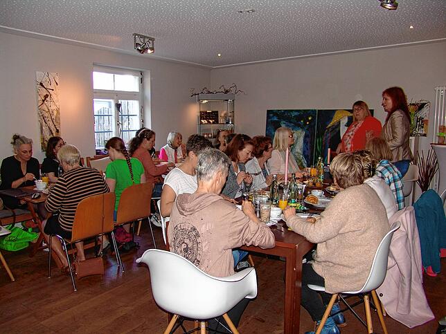 Birgit Zauner und Martina Spintig (stehend, von links) freuen sich, dass so viele Frauen der Einladung ins Stefansfelder Café Fachwerk ...