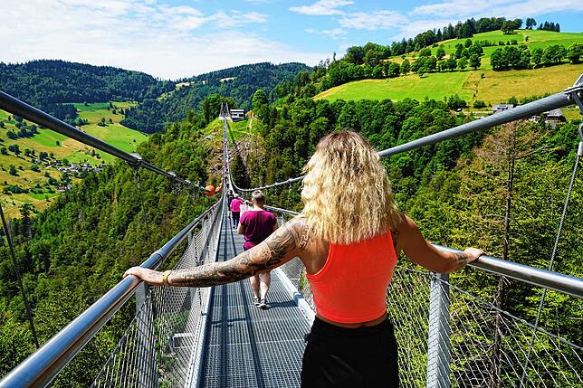 Die Blackforestline über den Todtnauer Wasserfällen zählt mit 450 Metern Länge und 120 Metern Höhe zu den größten Hängebrücken ...