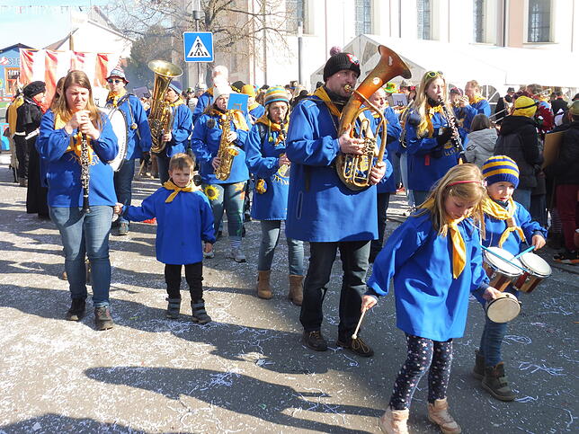 Bild 24: Fasnet-Sunntig-Umzug 2025 in Hilzingen: Farbenfrohes Treiben