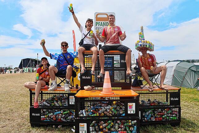 Bild 2: Bier-Yoga und Pfandflaschen-Party beim Southside 2025: Das sind die besten Bilder vom Samstagvormittag