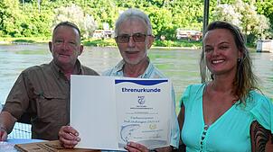 Christoph Joachimi, Raymond Vöstel und Imelda Paulov (von links) freuen sich über die Ehrenurkunde und -tafel zum 100-jährigen Bestehen ...