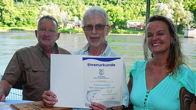 Christoph Joachimi, Raymond Vöstel und Imelda Paulov (von links) freuen sich über die Ehrenurkunde und -tafel zum 100-jährigen Bestehen ...