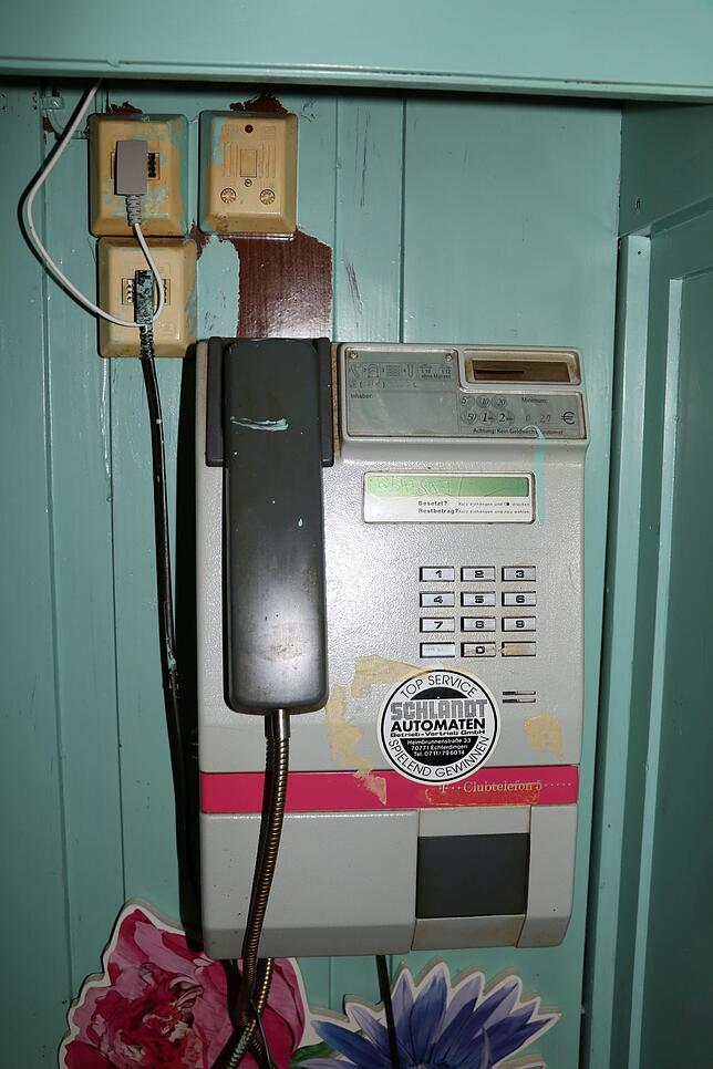 Theoretisch könnte es noch klingeln. Ein altes Telefon im Kulturbahnhof