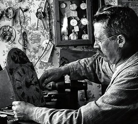 Dieses Handwerk machte den Schwarzwalds weltbekannt: Ein Uhrmacher repariert eine Wanduhr in seiner Werkstatt im Schwarzwald Mitte der ...