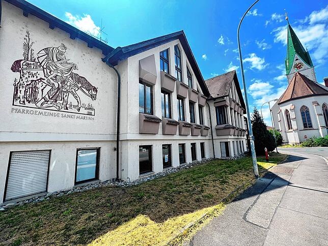 Das Wandbild des Sankt Martins befindet sich an der Fassade des Gemeindezentrums in Wollmatingen.