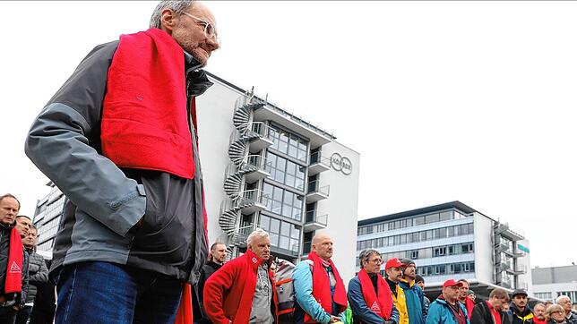 Es ist ernst: Vor der Zentrale von Körber in Konstanz kämpfen Mitarbeiter um den Erhalt ihrer Arbeitsplätze. Der Betriebsrat hatte eine ...