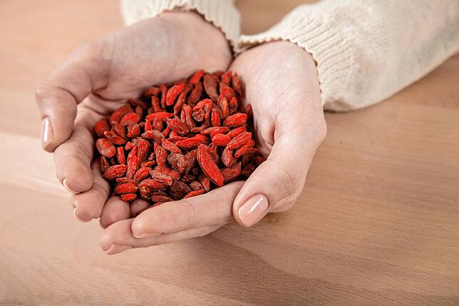 Gojibeeren gelten als Superfood. Gut zu wissen: Sie liefern zwar wichtige Nährstoffe, sind aber kein Wundermittel.