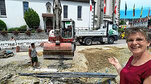 Bauamtsleiterin Monika Gehweiler zeigt in die Baugrube am Rathaus. Wenn sie fertig ausgehoben, verschalt und abgedichtet ist, wird darin ...