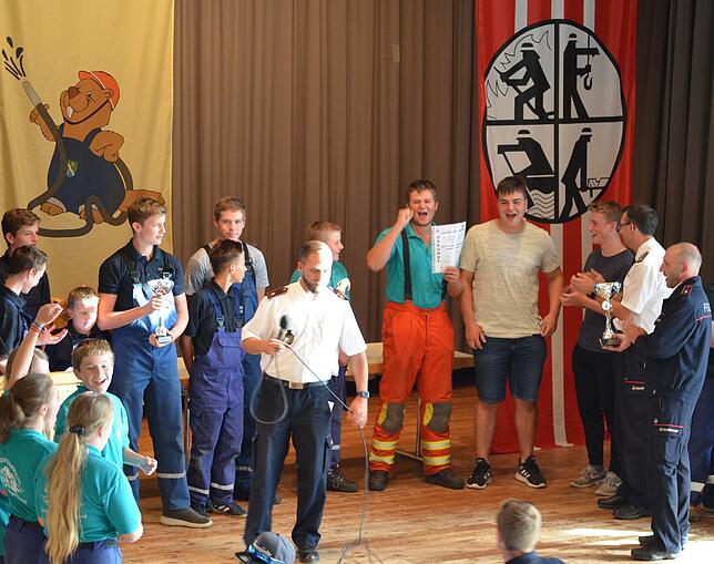 So sieht echte Freude aus. Das Team I der Görwihler Jugendgruppe Strittmatt-Engelschwand konnte sich am Ende über den Wanderpokal ...