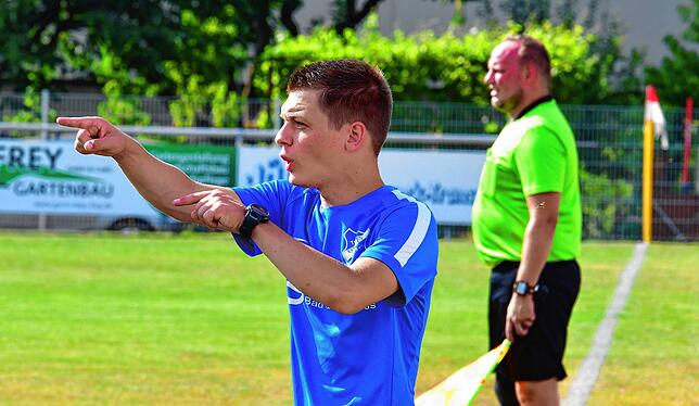 Im Einsatz: Alles Gestikulieren von Trainer Dennis Weiß war vergeblich. Der TuS Efringen-Kirchen unterlag mit 0:5 beim SV Jestetten.