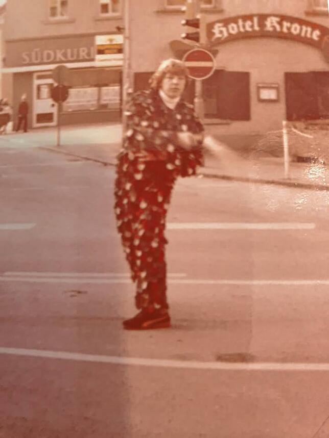 1977 war Jürgen Selg als Jugendlicher ein begeisterter Hänseler. Im Hintergrund das Markdorfer Gasthaus Krone und die ...