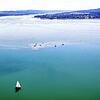 Ganz klein sind Boote am Dienstag, 16. August, an der Sandbank vor der Reichenau zu erkennen. Einige Menschen scheinen dort ein kleines ...